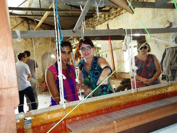 Hindi students learning about hand loom